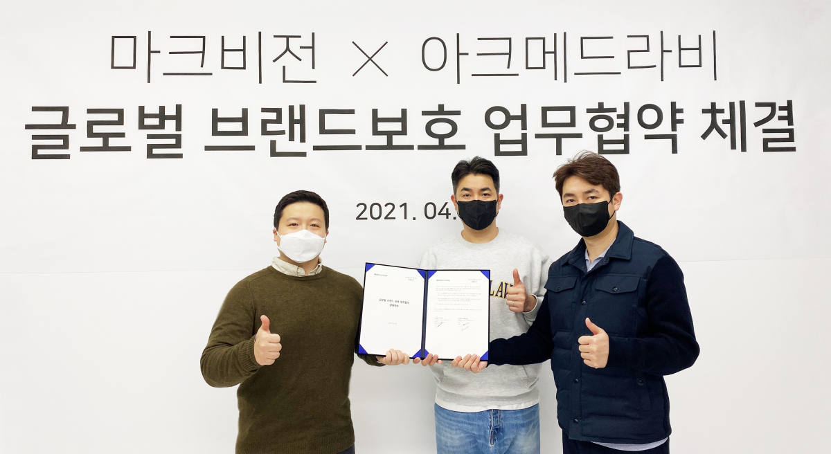 ▲왼쪽부터 이도경 마크비전 부대표, 구진모 아크메드라비 대표, 구재모 아크메드라비 공동대표. 양사가 업무협약을 체결하는 모습이다. (사진제공=마크비전)