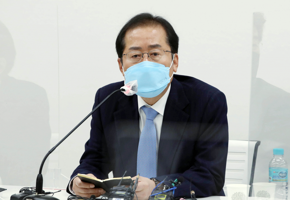 ▲무소속 홍준표 의원이 18일 서울 마포구 한 빌딩에서 열린 마포포럼 강사로 참석해 '꿈꾸는 대한민국'이라는 주제로 강연하고 있다. (국회사진기자단)