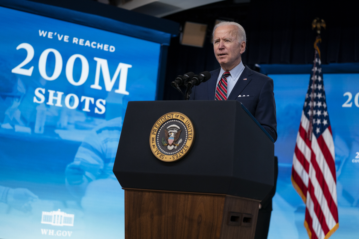 ▲조 바이든 미국 대통령이 21일(현지시간) 백악관 사우스 코트 오디토리엄에서 신종 코로나바이러스 감염증(코로나19) 대책과 백신 접종상황에 관한 연설을 하고 있다. 워싱턴/AP연합뉴스