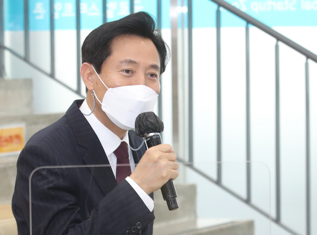 ▲오세훈 서울시장이 21일 오후 마포구 서울창업허브를 방문, 스케일업 도시 서울을 위한 청년 스타트업 간담회에서 인사말을 하고 있다. pdj6635@yna.co.kr/2021-04-21 15:09:46/<저작권자 ⓒ 1980-2021 ㈜연합뉴스. 무단 전재 재배포 금지.> (연합뉴스)