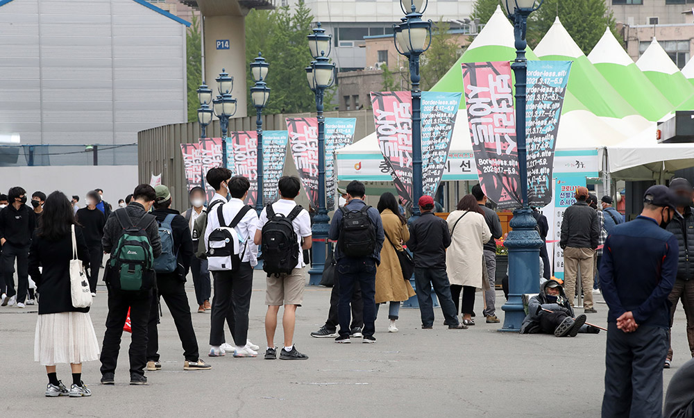 ▲22일 오전 서울 중구 서울역광장에 마련된 코로나19 중구임시선별검사소에서 시민들이 검사를 받기 위해 줄 서 있다. (뉴시스)