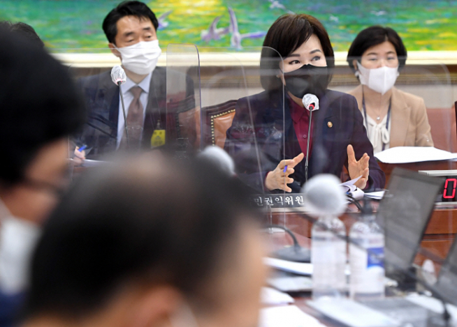 ▲전현희 국민권익위원장이 22일 오전 서울 여의도 국회에서 열린 정무위원회 전체회의에서 의원 질의에 답변하고 있다. (연합뉴스)