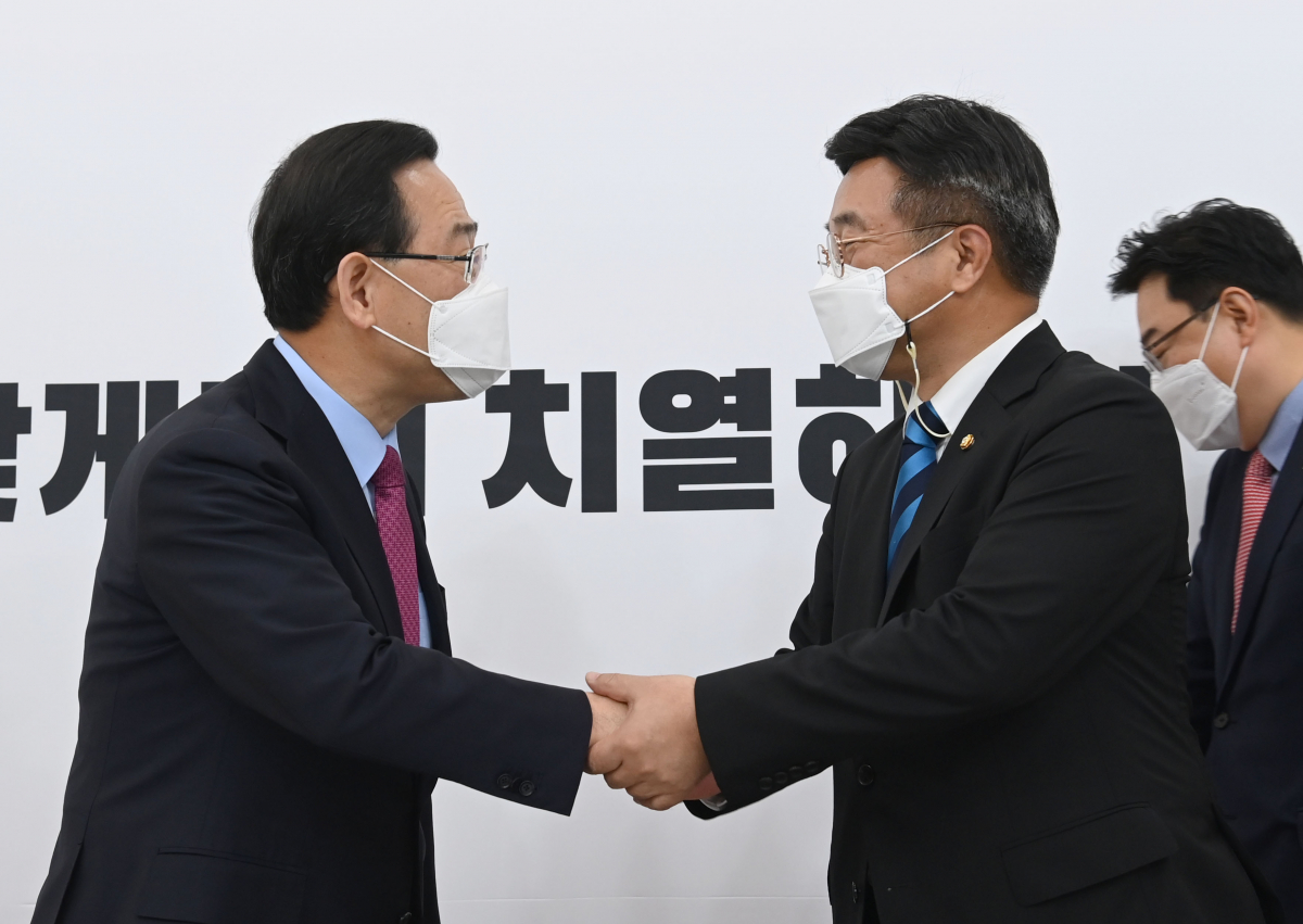 ▲더불어민주당 윤호중 비상대책위원장(오른쪽)이 22일 서울 여의도 국회에서 국민의힘 주호영 당 대표 권한대행을 예방해 악수하고 있다.   (연합뉴스)