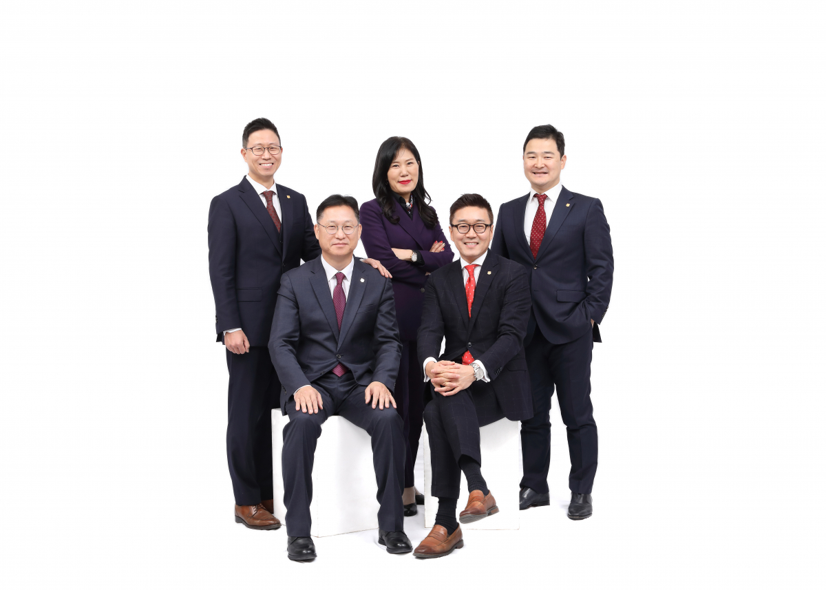 ▲한국MDRT협회 19기 집행위원회, 윗줄 왼쪽부터 박천국 제2부회장, 김경령 제1부회장, 최정훈 사무국장, 아랫줄 왼쪽부터 김국정 직전협회장, 김인교 협회장