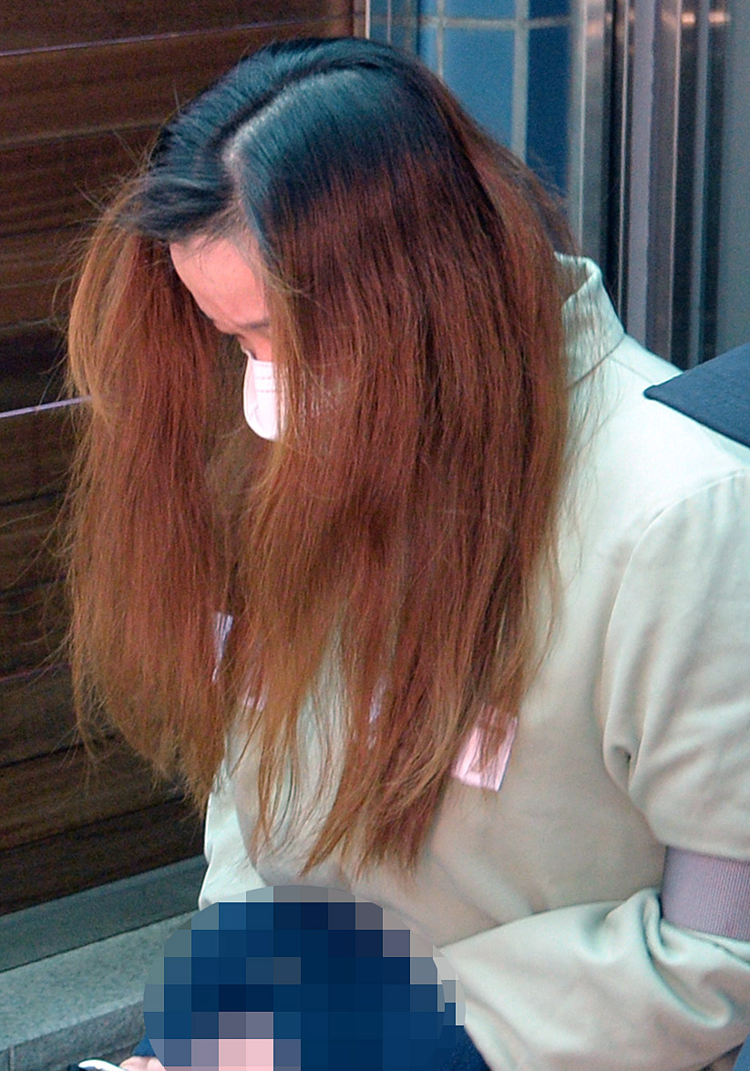 ▲구미 3세 여아 사망 사건의 중심에 있는 친모 석 모(48) 씨가 22일 오전 대구지법 김천지원에서 열린 첫 공판을 마친 후 호송차로 향하고 있다. (뉴시스)