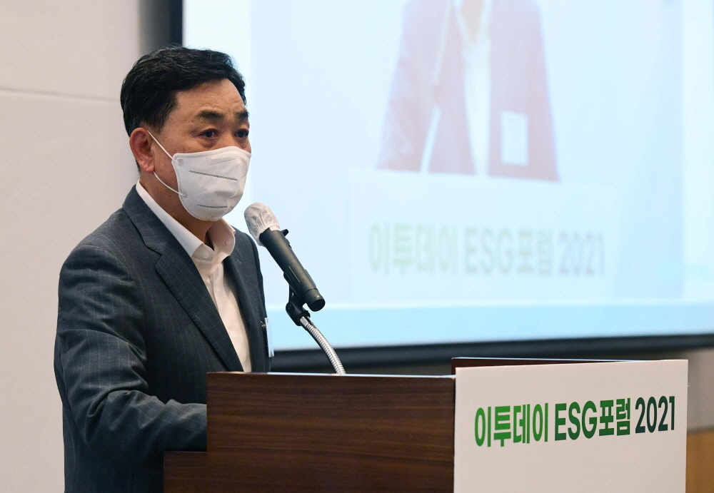 ▲22일 서울 여의도 전경련회관에서 열린 ‘이투데이 ESG포럼 2021’에서 김상철 이투데이 대표이사가 개회사를 하고 있다. ESG는 기업의 비재무적 요소인 환경(Environment)·사회(Social)·지배구조(Governance)를 뜻하는 말이다. 이투데이가 ‘대·중소기업 상생 ESG’를 주제로 마련한 이날 행사엔 대기업과 중견·중소기업, 중소상공인이 참석, ESG경영의 의미를 이해하기 쉽게 정리하고 ESG경영을 위한 준비를 함께 논의했다. (신태현 기자 holjjak@)