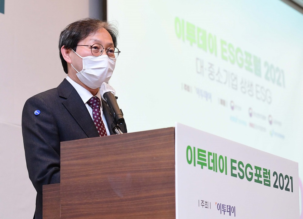 ▲22일 서울 여의도 전경련회관에서 열린 ‘이투데이 ESG포럼 2021’에서 김성주 더불어민주당 의원이 축사를 하고 있다. ESG는 기업의 비재무적 요소인 환경(Environment)·사회(Social)·지배구조(Governance)를 뜻하는 말이다. 이투데이가 ‘대·중소기업 상생 ESG’를 주제로 마련한 이날 행사엔 대기업과 중견·중소기업, 중소상공인이 참석, ESG경영의 의미를 이해하기 쉽게 정리하고 ESG경영을 위한 준비를 함께 논의했다. (신태현 기자 holjjak@)