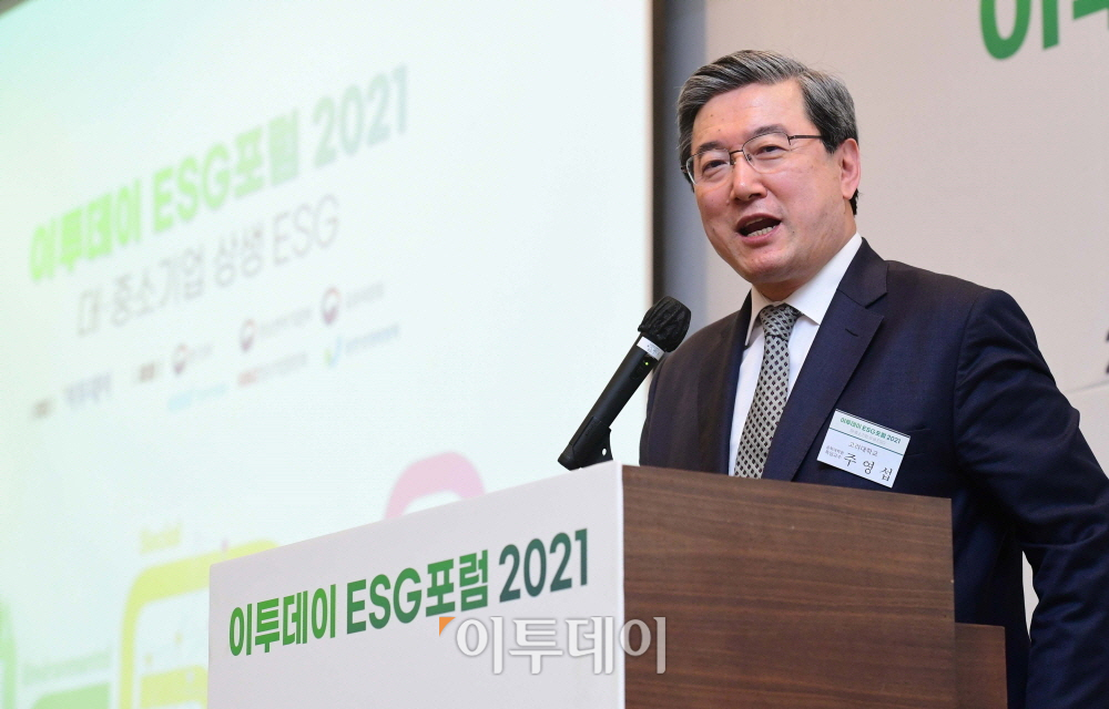▲22일 서울 여의도 전경련회관에서 열린 ‘이투데이 ESG포럼 2021’에서 주영섭 고려대 공학대학원 특임교수가 ‘ESG경영의 올바른 이해와 성공 전략’을 주제로 발표하고 있다. ESG는 기업의 비재무적 요소인 환경(Environment)·사회(Social)·지배구조(Governance)를 뜻하는 말이다. 이투데이가 ‘대·중소기업 상생 ESG’를 주제로 마련한 이날 행사엔 대기업과 중견·중소기업, 중소상공인이 참석, ESG경영의 의미를 이해하기 쉽게 정리하고 ESG경영을 위한 준비를 함께 논의했다. (신태현 기자 holjjak@)