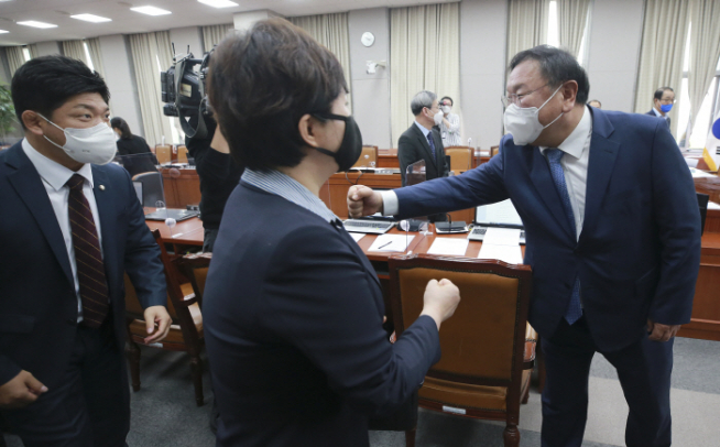 ▲김태년 국회 운영위원장이 22일 서울 여의도 국회에서 열린 운영위원회 전체회의에서 국민의힘 의원들과 인사하고 있다.  (연합뉴스)