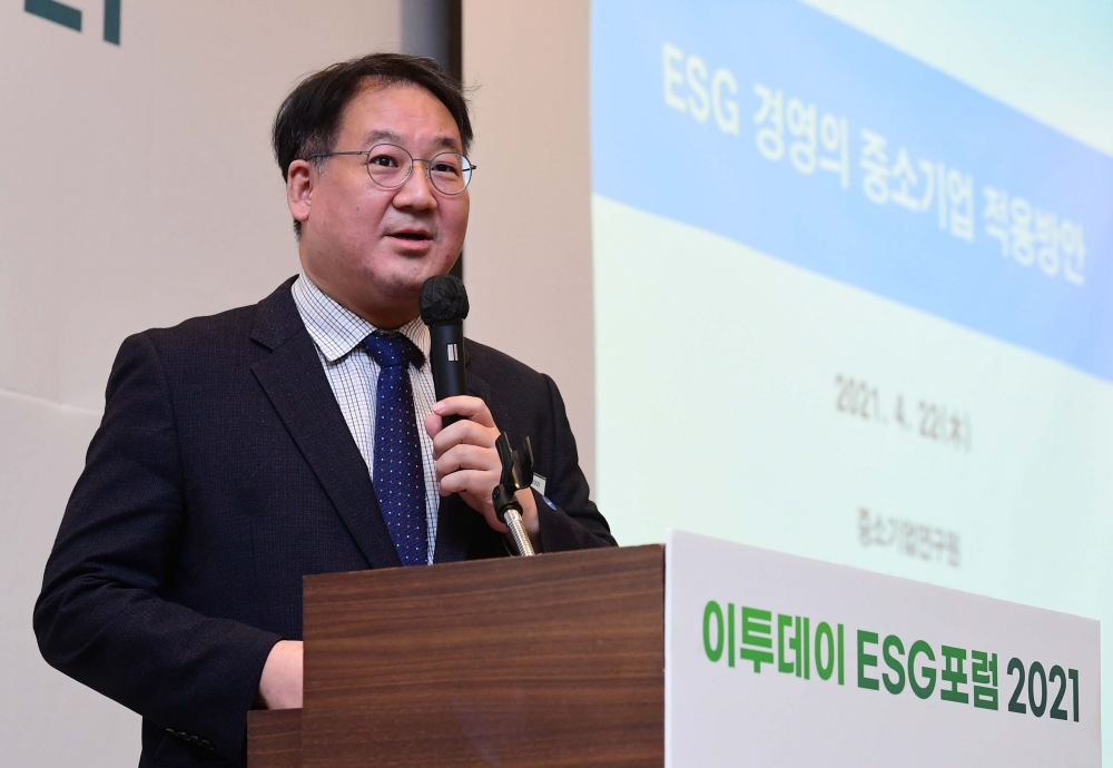▲22일 서울 여의도 전경련회관에서 열린 ‘이투데이 ESG포럼 2021’에서 노민선 중소기업연구원 미래전략연구단장이 ‘ESG경영의 중소기업 적용방안’을 주제로 발표하고 있다. (신태현 기자 holjjak@)