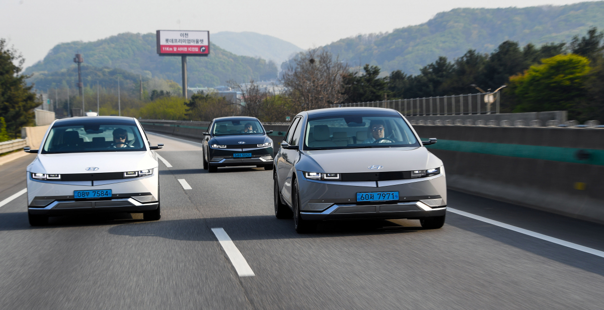 ▲아이오닉5는 72.6kWh 배터리를 얹어 최대출력 225kW, 최대토크 605Nm을 발휘한다. 가속페달을 밟으면 차체는 고요하게 미끄러지듯 앞으로 치고 나간다.  (사진제공=현대차)