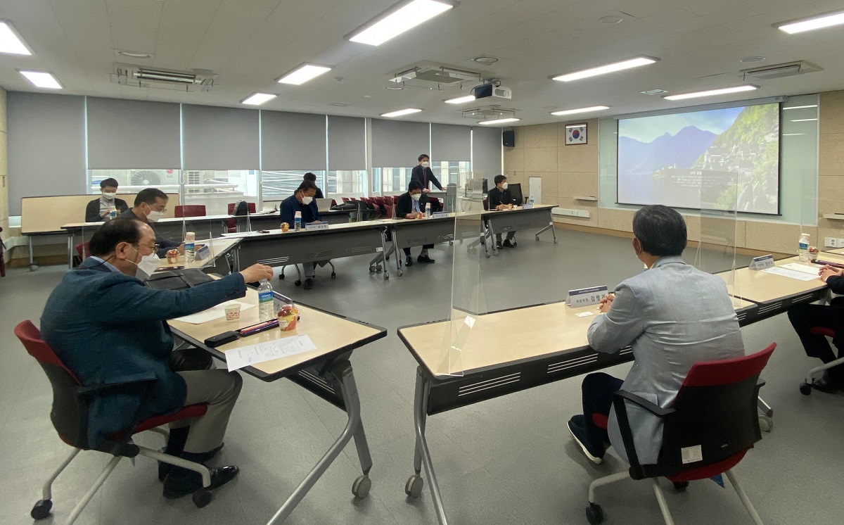 ▲한국국토정보공사(LX)는 22일 LX서울지역본부 공간정보아카데미에서 산·학·민 전문가를 초청해 지적재조사 자문회의를 개최하고 민간과 동반성장 생태계 조성을 위한 발전방안을 모색했다. (사진제공=한국국토정보공사(LX))