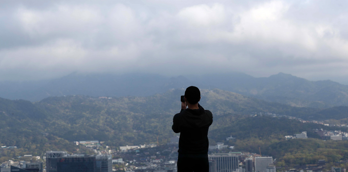 ▲비가 그친 오전 서울 용산구 남산공원에서 바라본 하늘이 맑아지고 있다. (뉴시스)