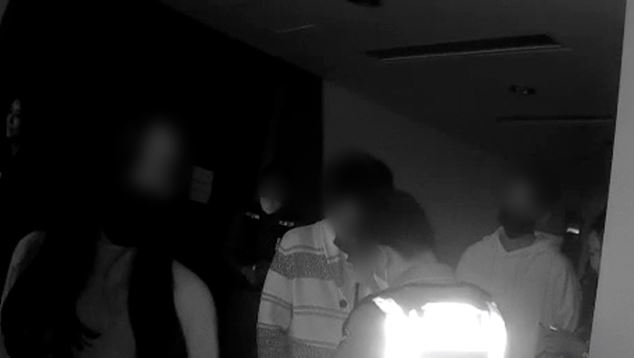 ▲서울 수서경찰서는 22일 오전 1시 30분쯤 강남구 역삼동 한 유흥주점에서 원·손님 등 83명을 감염병예방법 위반 혐의로 입건했다. 사진은 새벽 단속 현장 모습. (사진제공=서울 수서경찰서)