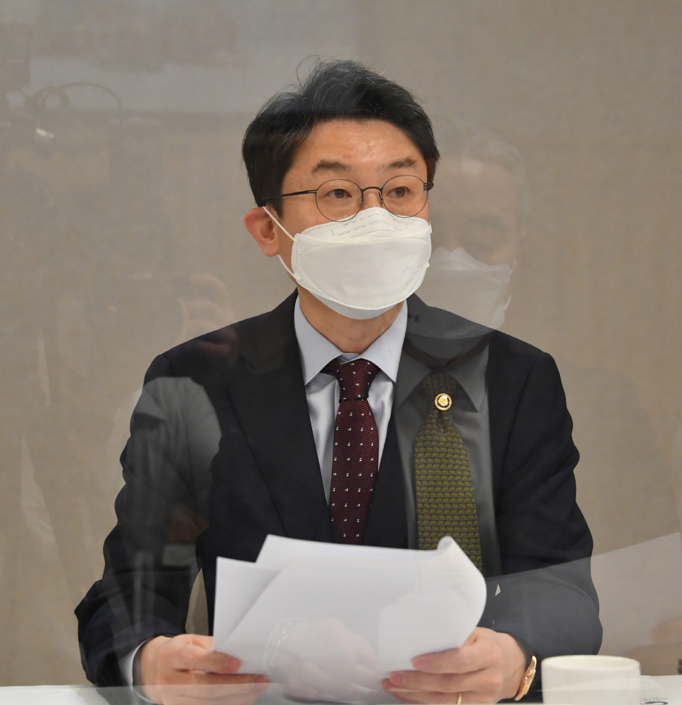 ▲이억원 기획재정부 1차관이 4월 23일 서울 광화문 정부서울청사에서 열린 '제14차 혁신성장 전략점검회의 겸 코로나 정책점검회의 겸 한국판뉴딜 점검 TF 겸 제10차 물가관계차관회의'를 주재, 모두발언을 하고 있다. (사진제공=기획재정부)