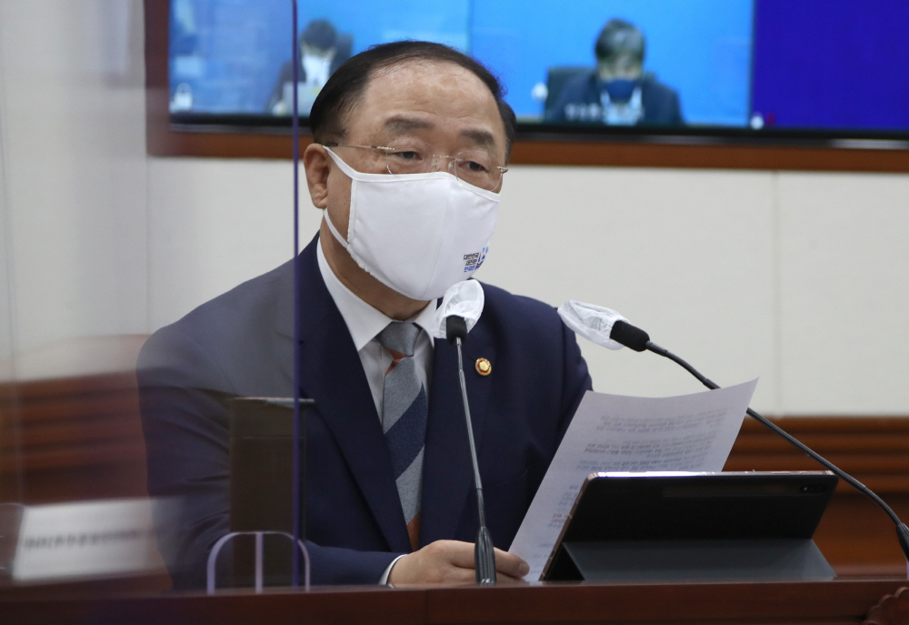 ▲홍남기 국무총리 직무대행이 23일 정부서울청사에서 열린 코로나19 백신·치료제 상황점검회의를 주재하고 있다. (연합뉴스)