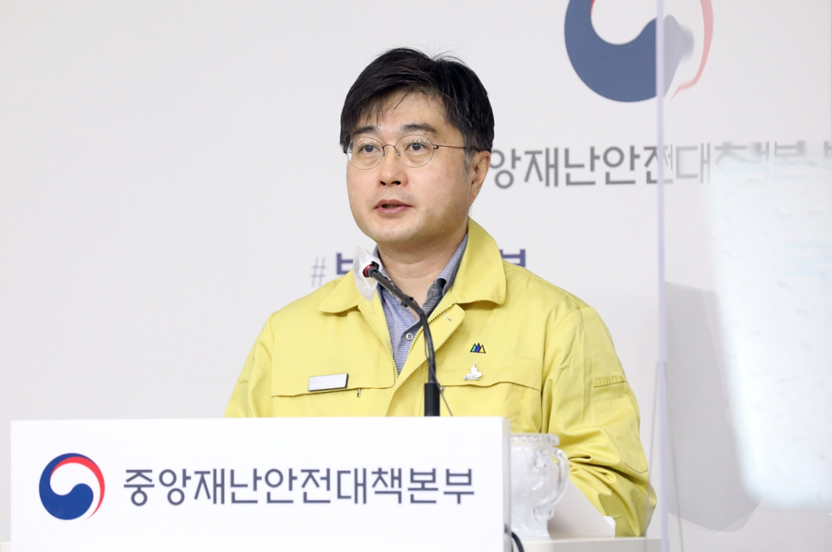 ▲윤태호 중앙사고수습본부 방역총괄반장이 23일 오전 정부세종청사에서 코로나19 대응 현황을 브리핑 하고 있다.  (뉴시스)