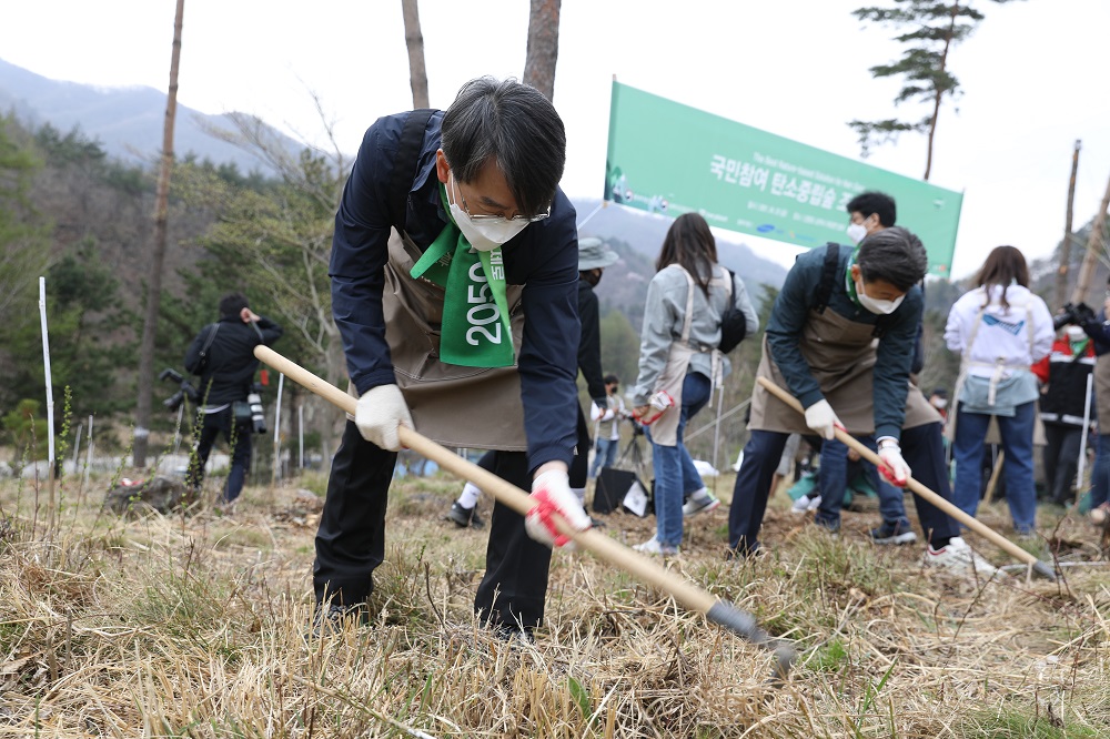 ▲김정환 한국산업단지공단 이사장(왼쪽)이 강원 탄소중립 숲 조성을 위해 나무를 심고 있다. (사진제공=한국산업단지공단)