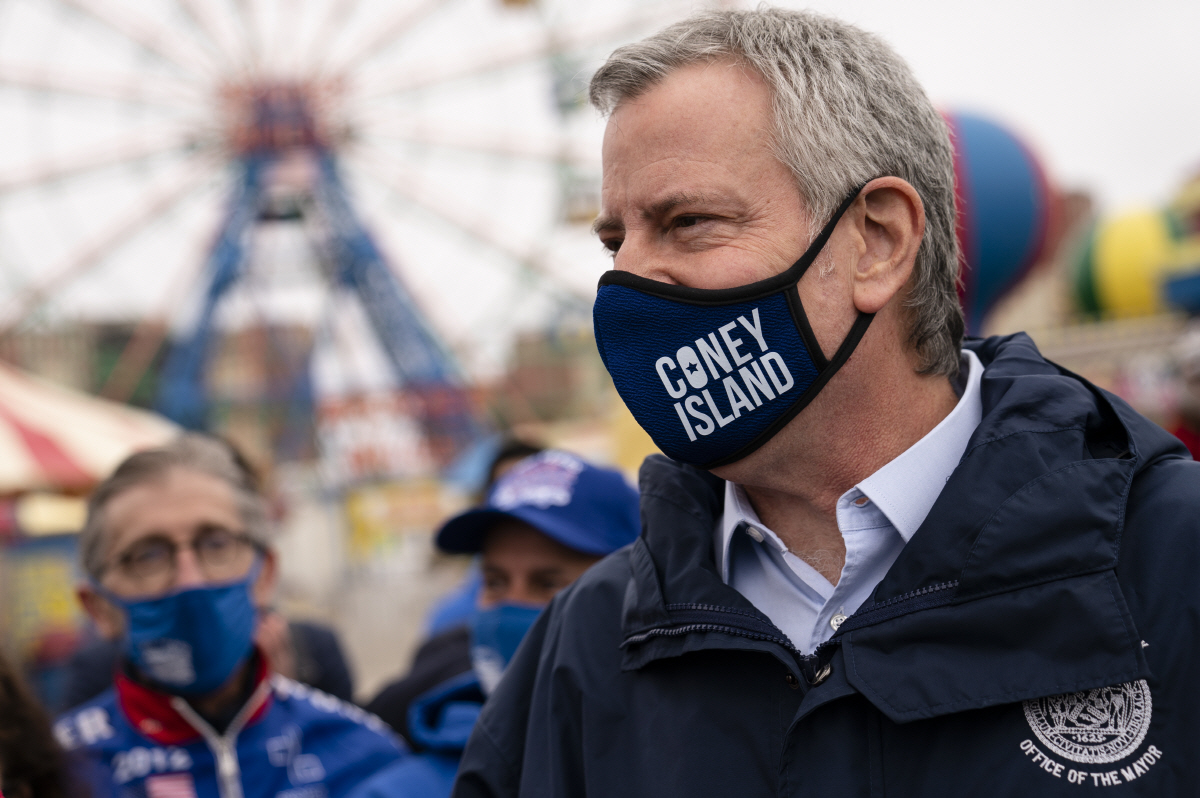 ▲9일(현지시간) 빌 드 블라시오 뉴욕시장이 브루클린에 위치한 코니 아일랜드 개장 커팅식에 참석해 발언하고 있다. 뉴욕/AP연합뉴스
