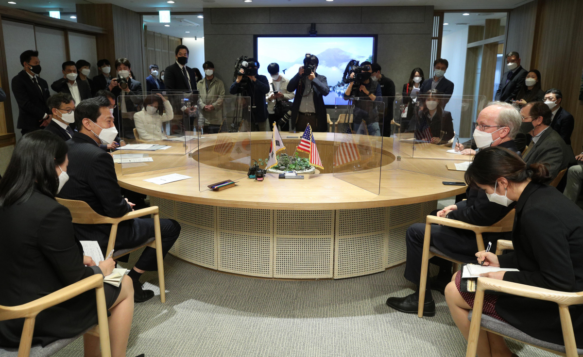 ▲오세훈 서울시장이 23일 서울 중구 서울시청에서 로버트 랩슨 주한미국대사 대리를 면담하고 있다.  (뉴시스)