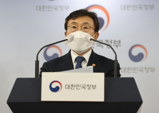 ▲24일 서울 종로구 정부서울청사에서 열린 신종 코로나바이러스 감염증(코로나19) 백신 도입 관련 부처 합동 긴급 브리핑에서 권덕철 백신도입 TF 팀장(보건복지부 장관)이 발언하고 있다. (연합뉴스)