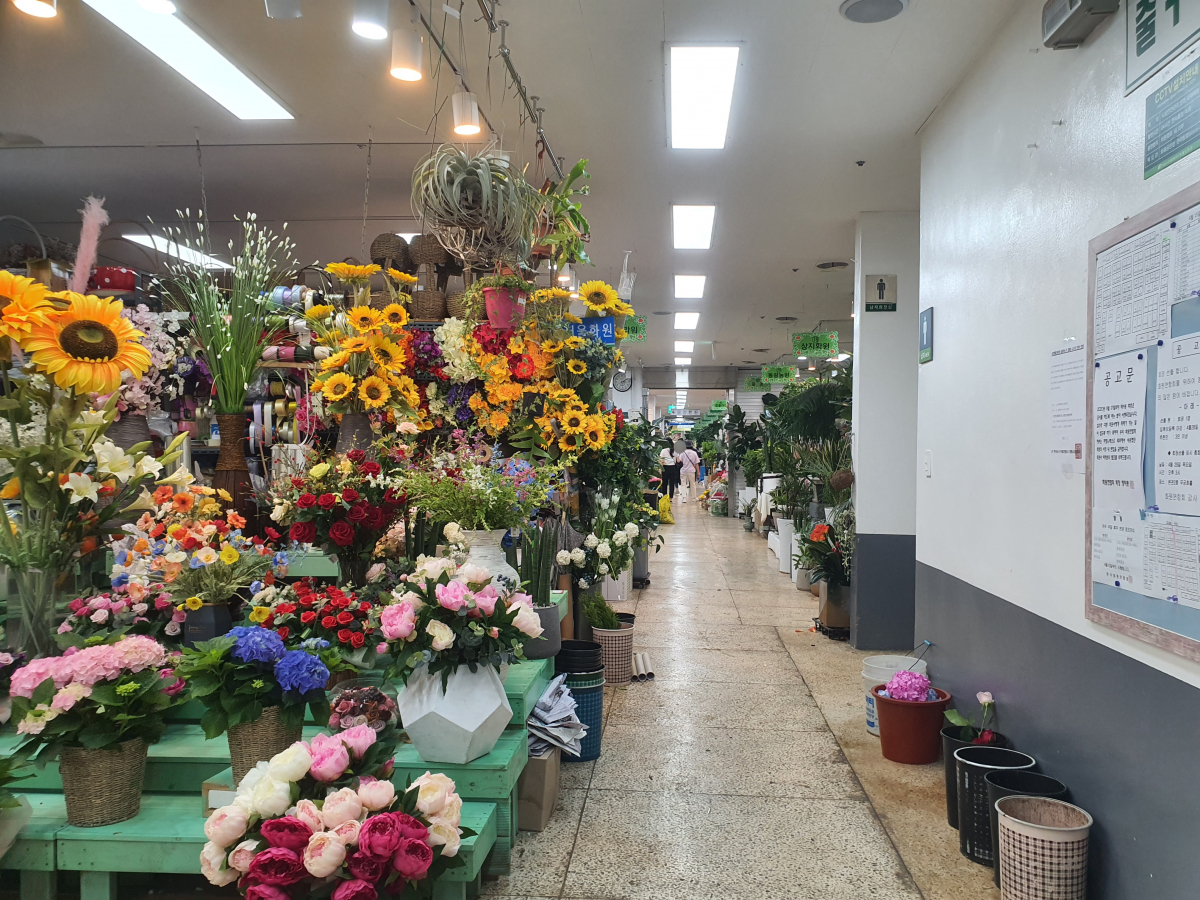 ▲25일 서울시 서초구 양재동에 위치한 꽃시장 지하의 화환점포. 드문드문 방문객이 보인다.  (이다원 기자 leedw@)
