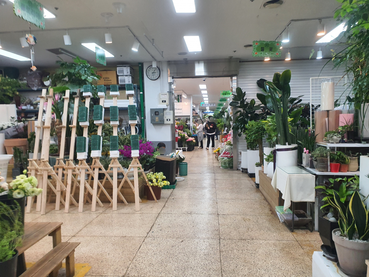 ▲25일 서울시 서초구 양재동에 위치한 꽃시장 지하의 화환점포. 드문드문 방문객이 보인다.  (이다원 기자 leedw@)