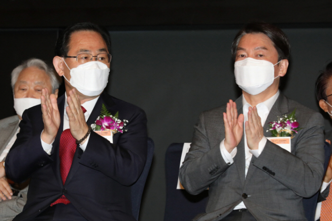 ▲국민의힘 주호영 당 대표 권한대행(왼쪽)과 국민의당 안철수 대표가 25일 서울 서초구 더케이호텔에서 열린 대한의사협회 제73차 정기대의원총회에 참석해 박수치고 있다. (연합뉴스)