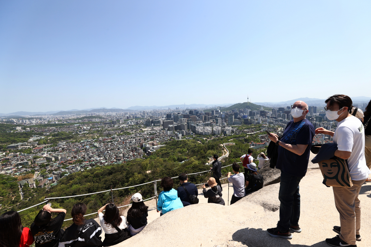 ▲25일 오후 시민들이 인왕산에서 즐거운 시간을 보내고 있다. (연합뉴스)