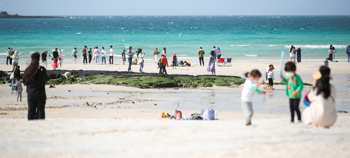 ▲25일 오후 제주시 한림읍 협재해수욕장를 찾은 관광객들이 푸른 바다를 감상하며 여유를 즐기고 있다.  (뉴시스)