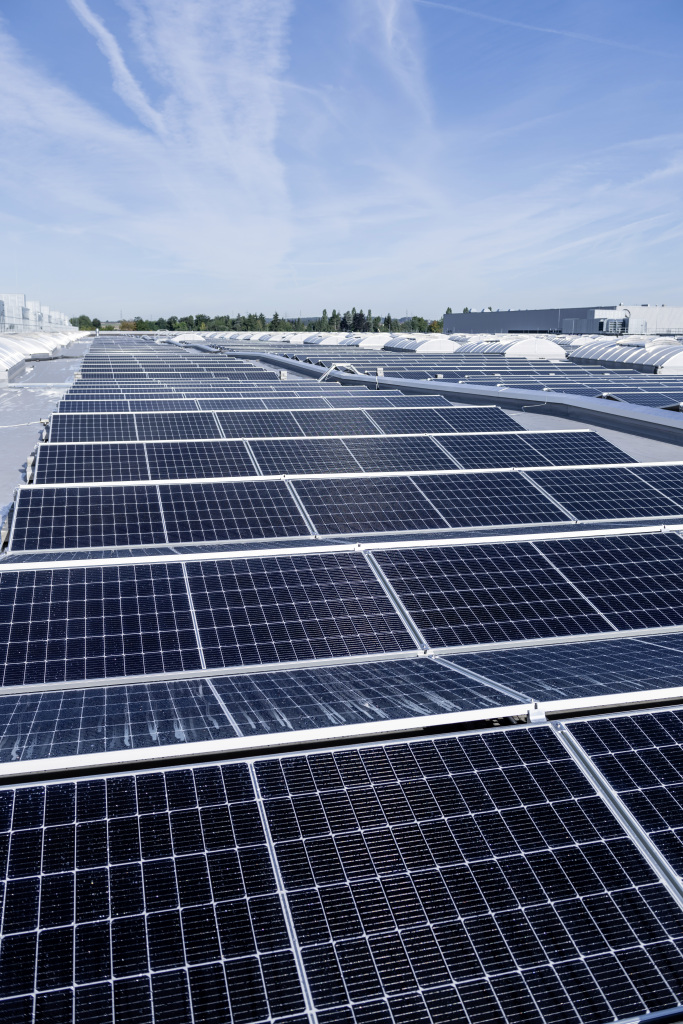 ▲공장 가동을 위해 필요한 전기는 지붕에 마련한 태양열 집열판을 통해 얻는다. 외부에서 공급받는 전기마저 풍력발전을 포함한 친환경 에너지다. 향후 100% 친환경 에너지로 차를 만드는 게 목표다. (출처=다임러 미디어)