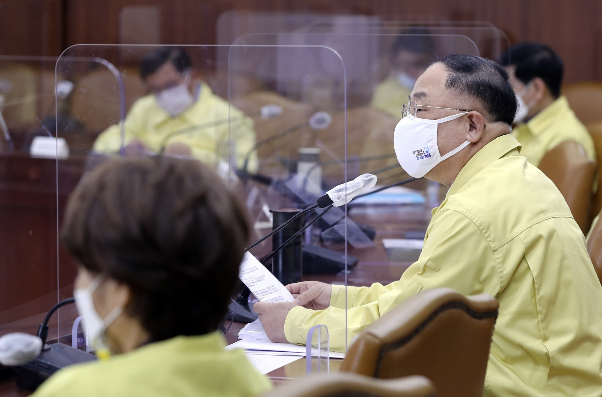 ▲홍남기 국무총리 직무대행이 25일 서울 종로구 정부서울청사에서 열린 코로나19 중앙재난안전대책본부(중대본) 회의에 참석해 발언하고 있다. 