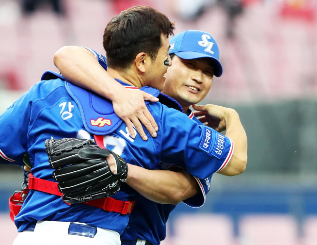 ▲25일 광주 기아챔피언스필드에서 열린 2021 KBO리그 KIA 타이거즈와 삼성 라이온즈의 경기, 9회말 마운드에 올라 1이닝을 무실점으로 막고 300세이브를 올린 삼성 오승환이 포수 강민호와 포옹을 하고 있다. (뉴시스)