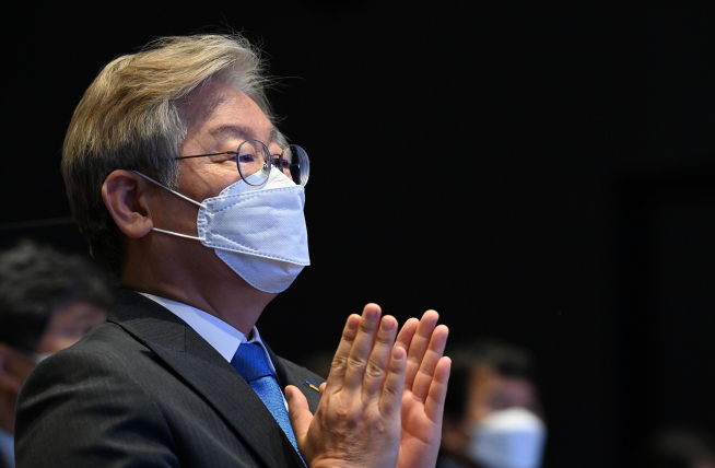 ▲이재명 경기도지사가 20일 서울 여의도 글래드호텔에서 열린 청소·경비노동자 휴게시설 개선 국회토론회에서 참석자 소개를 들으며 박수치고 있다. (뉴시스)