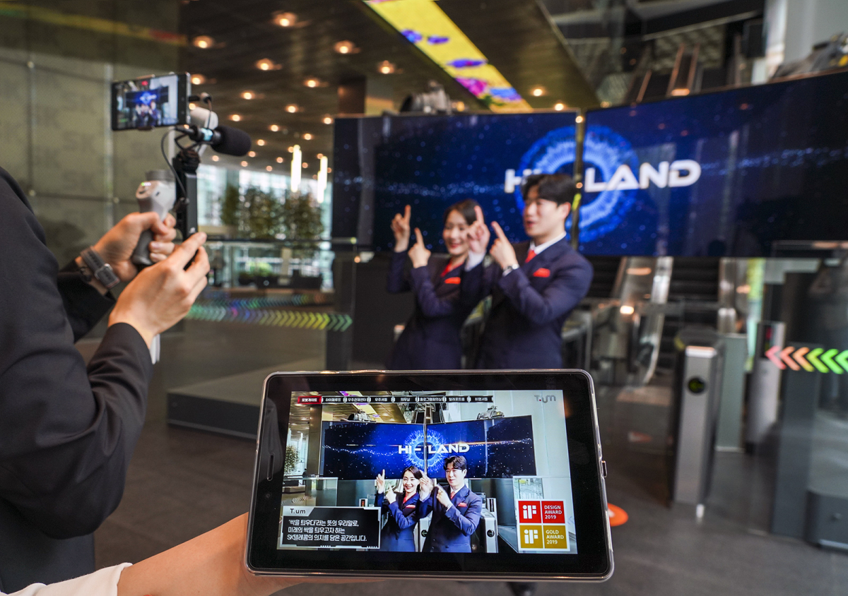 ▲ 도슨트가 ‘티움 유튜브 라이브 투어’를 진행하고 있다. (사진제공=SKT)