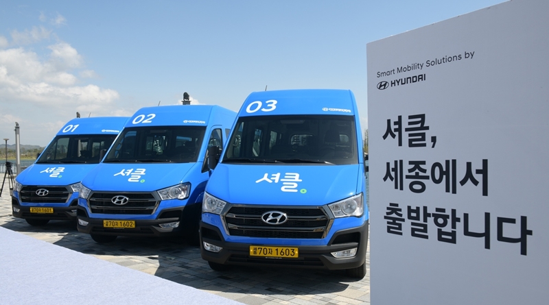 ▲세종특별자치시에서 운영 중인 도심형 수요응답형 버스인 ‘셔클’. 셔클은 이용자가 셔클앱에 목적지, 인원 등 조건을 입력하면 1생활권 300여 곳의 가상 정류장 중 가장 가까운 곳에서 대기하도록 안내하고, 실시간 배차가 이뤄지는 콜 버스 개념의 미래 모빌리티 서비스다. 세종시는 8월까지 시범운행을 거쳐 9월부터는 2생활권까지 확대하고, 내년 3월 신도심 전역으로 확대할 계획이다. (사진제공=세종특별자치시)