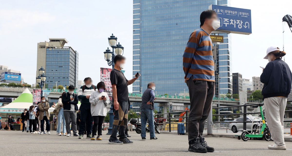 ▲코로나19 신규 확진자가 500명으로 집계된 26일 오전 서울역 광장에 마련된 중구 임시 선별검사소에서 시민들이 검사를 받기 위해 줄 지어 기다리고 있다. (뉴시스)
