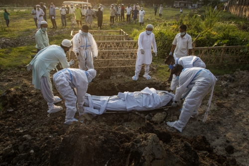 ▲25일(현지시간) 인도에서 사람들이 신종 코로나바이러스 감염증(코로나19) 사망자의 시신을 땅에 묻고 있다. 구와하티/AP연합뉴스
