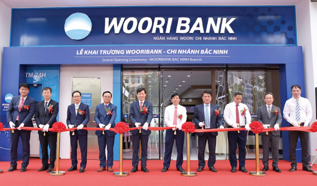 ▲베트남우리은행이 박닌지점 개점식을 26일 개최했다. 이날 개점식에는 박닌지점장 이명호(왼쪽부터), 금융감독원 소장 임춘하, 삼성전자 베트남 복합 단지장 최주호, 한인회장 윤상호, 베트남우리은행 법인장 이종인, 박닌성 부성주 응오 탄 프엉, 호아팟 그룹 부회장 응웬 만 뚜안, 베트남 중앙은행 박닌지점장 응웬 느 던, 애니원비나 회장 곽영진, 베트남 중앙은행 부국장 응웬 만 띠엔이 참석했다. (사진제공=우리은행)