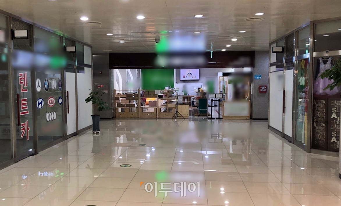 ▲A 씨에 따르면 가게가 들어선 곳은 지하철 5호선 영등포시장역으로 가는 통로다. 이곳이 막혀 있어 주변 점포에 사람이 들어오지 않는다고 한다. (홍인석 기자 mystic@)