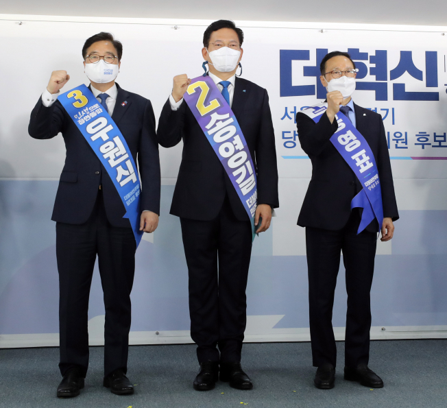 ▲더불어민주당 당 대표 경선에 나선 홍영표(오른쪽부터), 송영길, 우원식 후보가 26일 서울 여의도 중앙당사에서 열린 수도권 합동연설회에서 함께 기념촬영을 하고 있다. (연합뉴스)