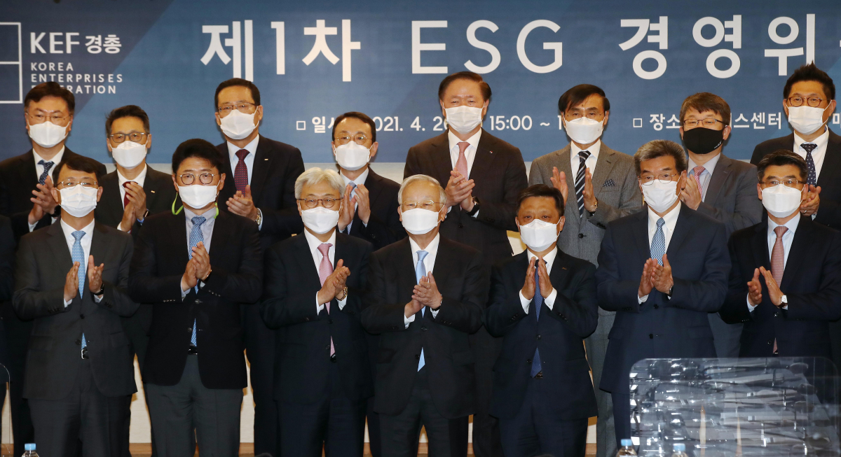 ▲26일 오후 서울 중구 프레스센터에서 열린 '제1차 ESG 경영위원회'에서 손경식 한국경영자총협회장(앞줄 왼쪽 네번째)이 참석 기업대표들과 기념촬영을 하고 있다. 2021.4.26    scape@yna.co.kr/2021-04-26 15:33:03/<저작권자 ⓒ 1980-2021 ㈜연합뉴스. 무단 전재 재배포 금지.> (연합뉴스)