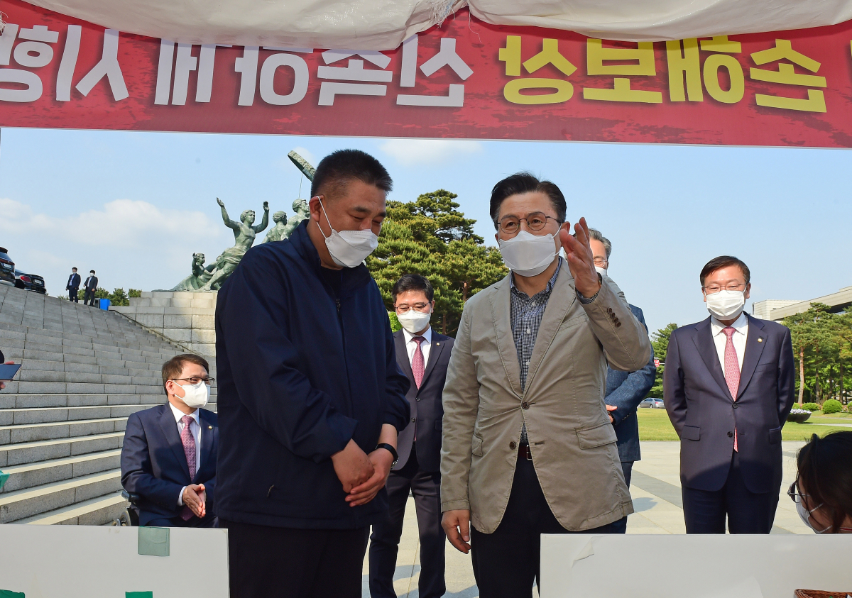 ▲황교안 전 미래통합당 대표(가운데 오른쪽)가 26일 서울 여의도 국회 본청 앞 국민의힘 최승재 의원과 소상공인들의 코로나19에 따른 손실보상 소급적용 입법 요구 천막농성장을 찾아 격려하고 있다. (연합뉴스)