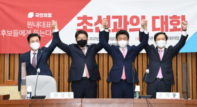 ▲민의힘 원내대표 경선에 나선 김태흠(왼쪽부터), 권성동, 유의동, 김기현 의원이 26일 서울 여의도 국회에서 열린 '초선들과의 대화-원내대표 후보에게 듣는다' 토론회에서 기념촬영을 하고 있다.  (연합뉴스)