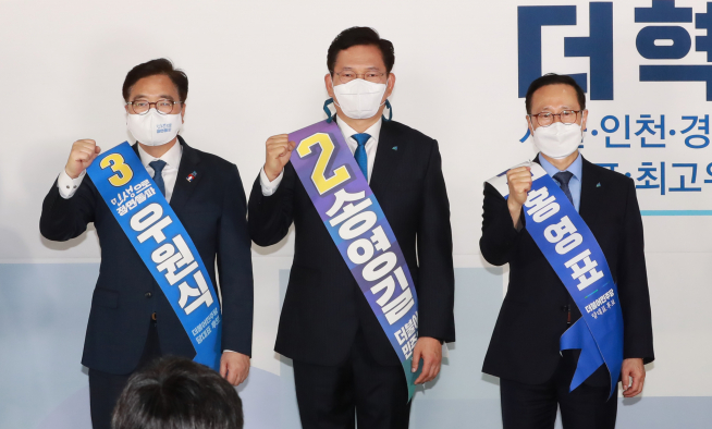 ▲더불어민주당 당 대표 경선에 나선 홍영표(오른쪽부터), 송영길, 우원식 후보가 26일 서울 여의도 중앙당사에서 열린 수도권 합동연설회에서 함께 기념촬영을 하고 있다. (연합뉴스)