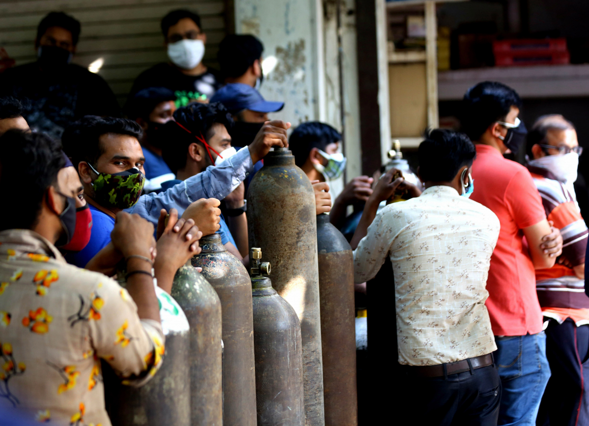 ▲인도 뉴델리에서 26일(현지시간) 코로나19 환자 치료용 산소를 충전받기 위해 줄을 서고 있다. 뉴델리/신화뉴시스 