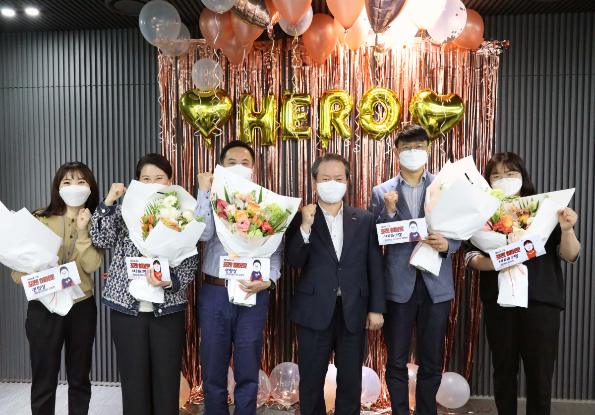 ▲신한생명 성대규 사장(오른쪽에서 세 번째)과 포텐 히어로 수상자들이 지난 21일 신한L타워에서 기념촬영 하고 있는 모습