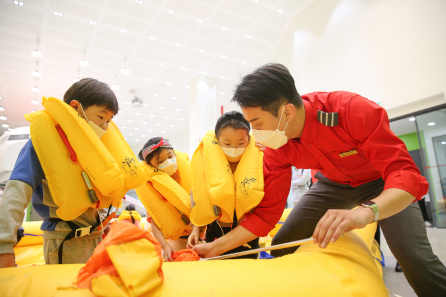 ▲25일 서울 강서구 티웨이항공 훈련센터에서 임직원 자녀들이 안전 훈련 체험을 진행하고 있다.  (사진제공=티웨이항공)
