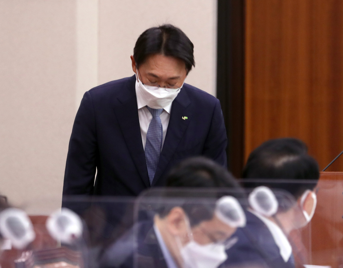 ▲김현준 한국토지주택공사(LH) 신임 사장이 취임 후 첫 공식일정으로 27일 서울 여의도 국회에서 열린 국토교통위원회 전체회의에 출석해 인사하고 있다. (연합뉴스)