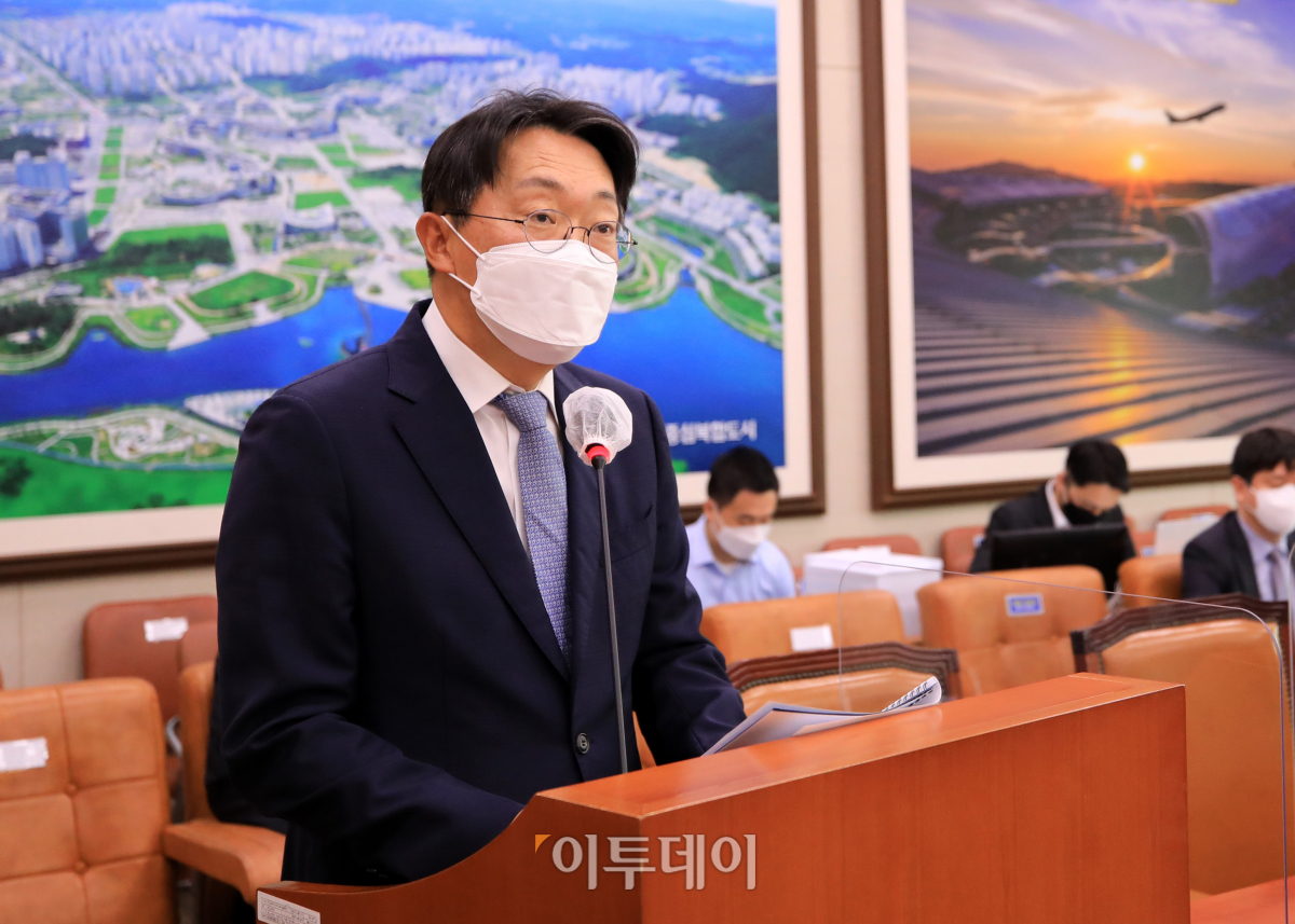▲김현준 신임 한국토지주택공사(LH) 사장이 27일 오전 서울 여의도 국회에서 열린 제386회 국회(임시회) 국토교통위 전체회의에서 인사말을 하고 있다. (신태현 기자 holjjak@)